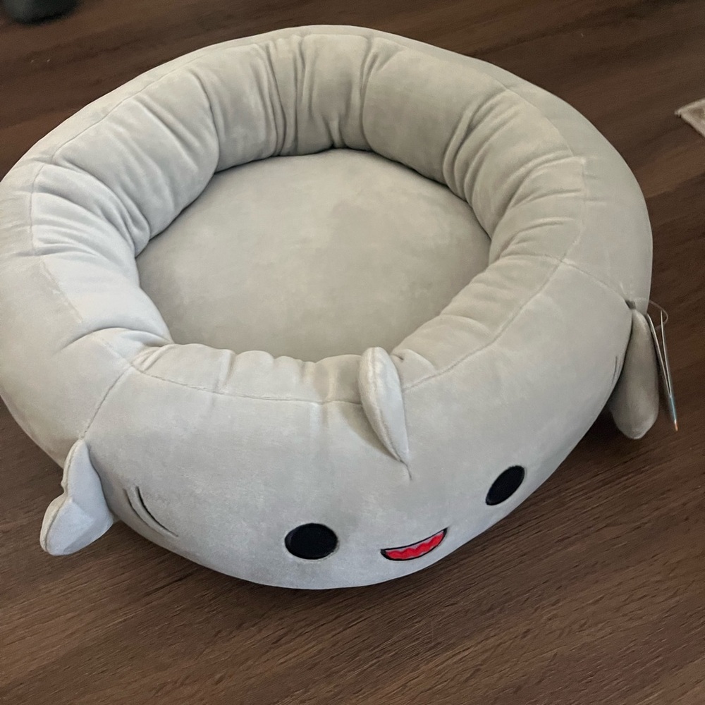 Squishmallow Gordon shark pet bed NWT